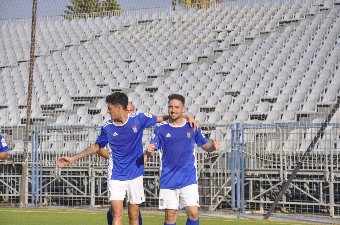 Juan Benítez  celebra el gol junto a Bruno Montelongo en La Juventud