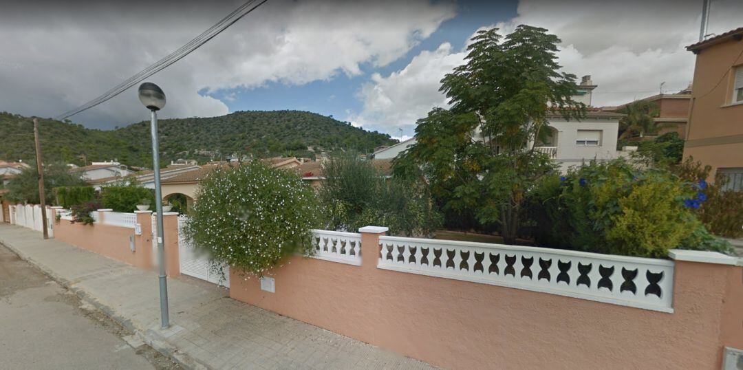 La calle Mimosa de El Vendrell (Tarragona) donde se ha encontrado el cadáver de una mujer con signos de violencia