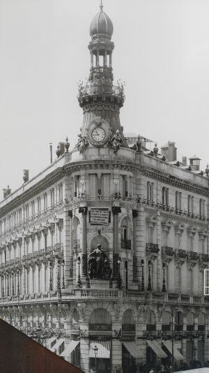 Una de las fotos que pueden verse sobre las vallas que rodean la zona en obras