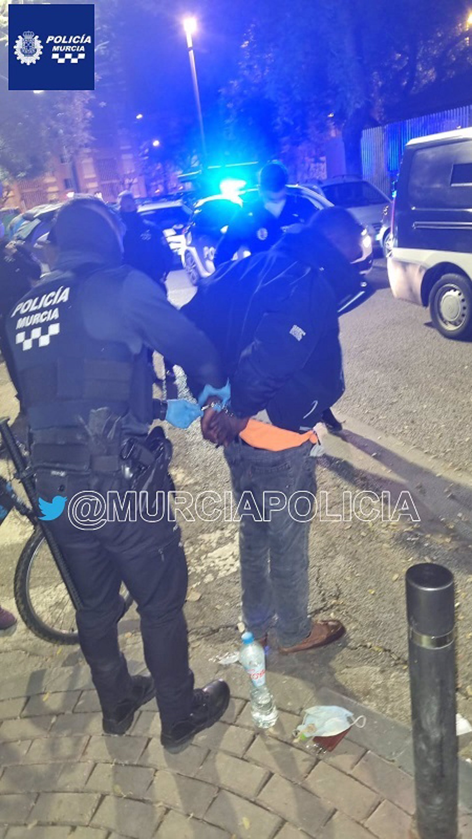 Un agente de la Policía Local lleva al detenido