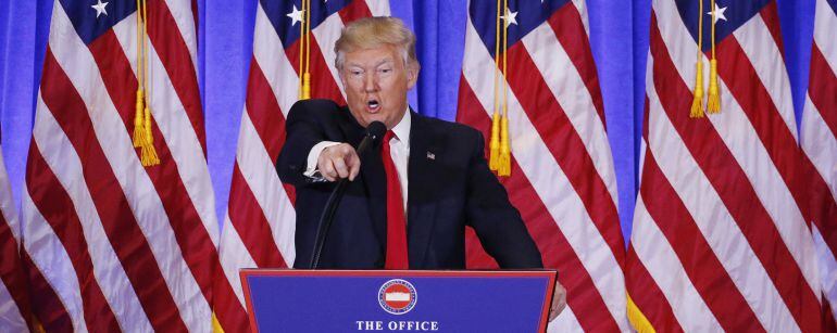 El presidente electo, Donald Trump, discute con el periodista de CNN Jim Acosta durante una rueda de prensa.