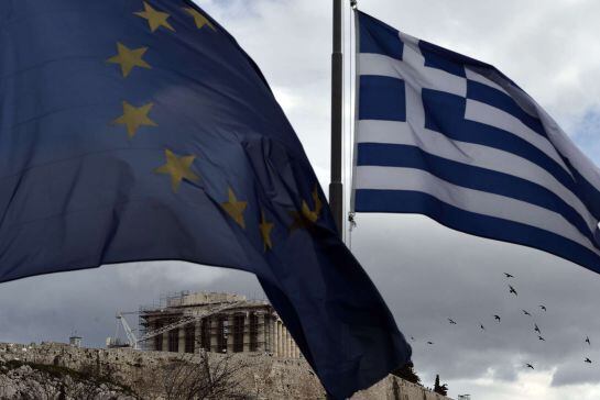 Banderas de la UE y Grecia frente al Parthenon.