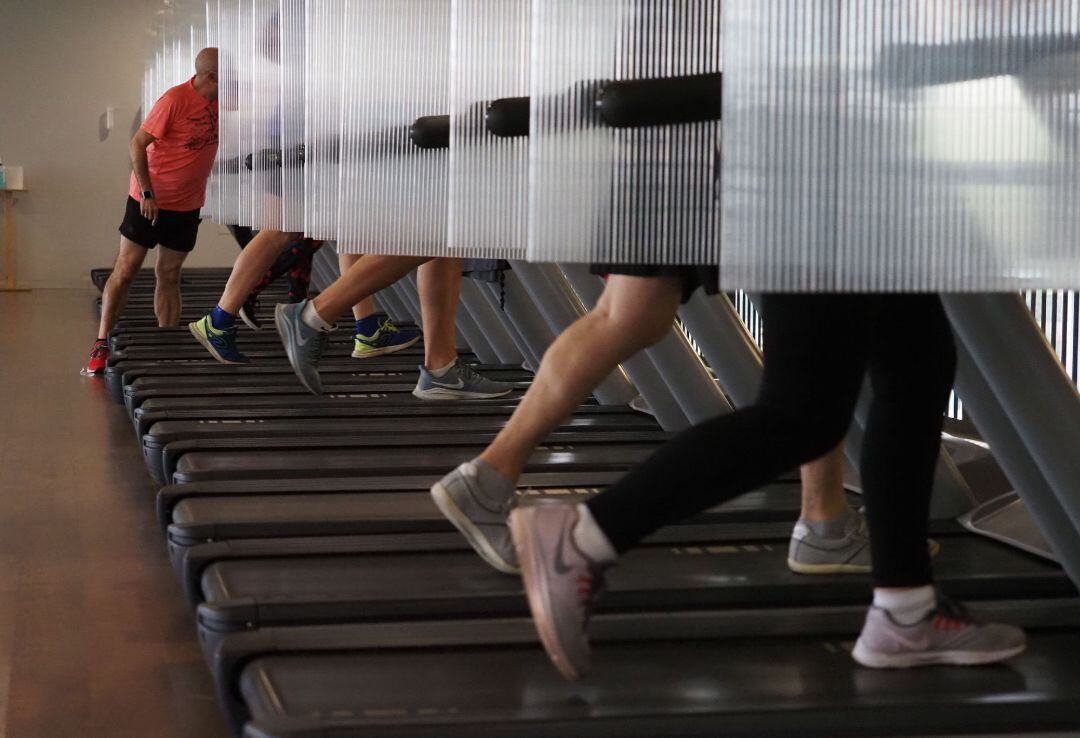 Castilla y León reabre el interior de los bares, centros comerciales y gimnasios