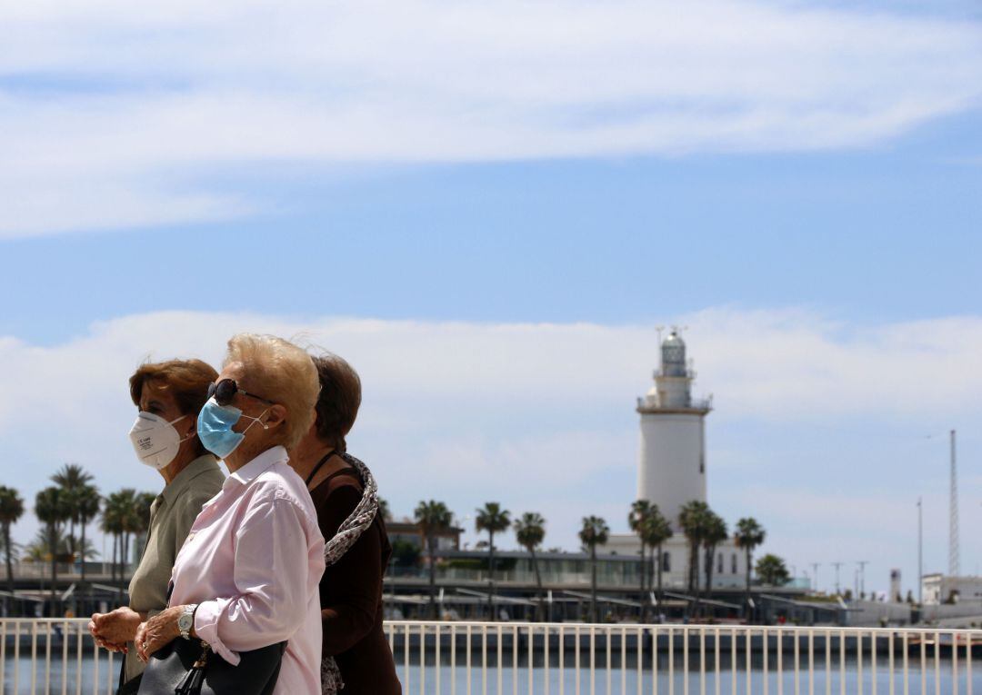 Mujeres pasean por el Muelle  durante la Fase 1 en Málaga a 20 de mayo del 2020 20 MAYO 2020
 