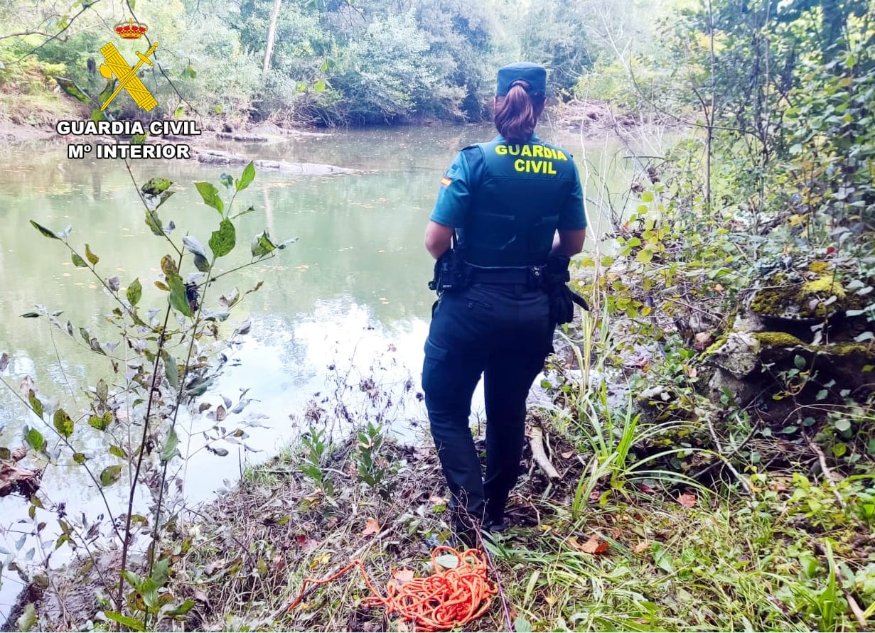 Las patrullas que se desplazaron al lugar vieron en el cauce a una mujer que pedía auxilio a gritos