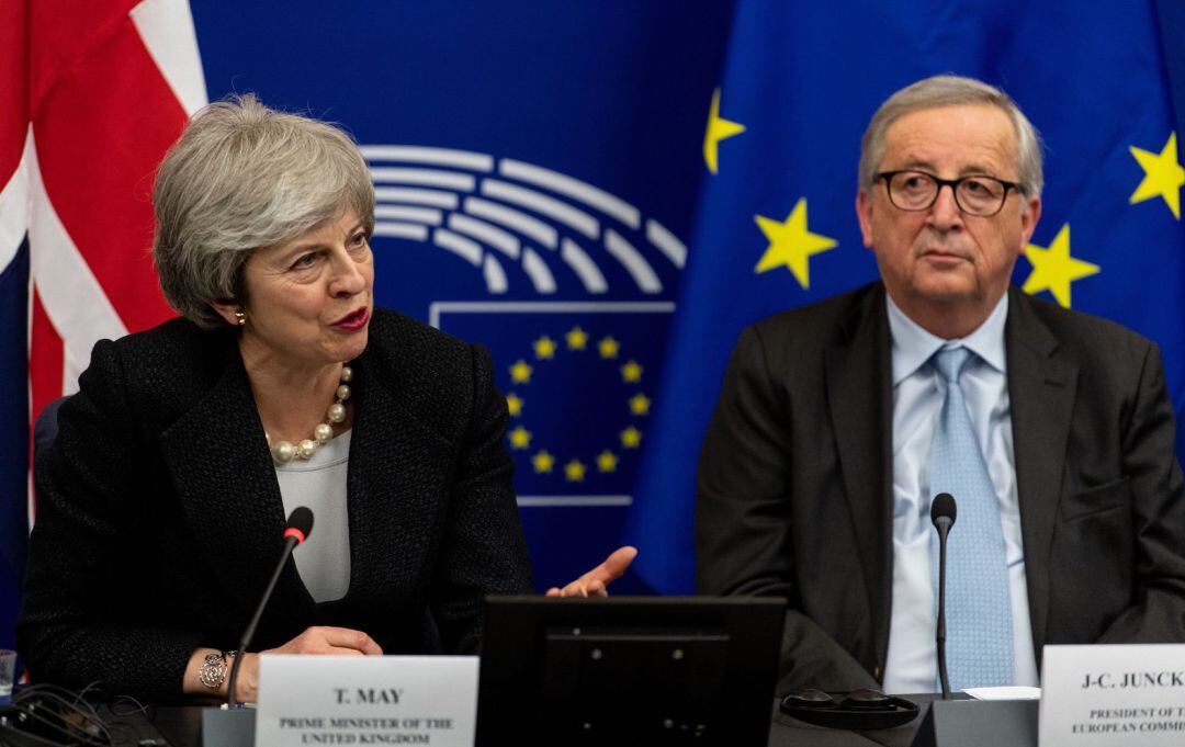 Juncker y May acuerdan instrumento para aumentar garantías sobre salvaguarda.