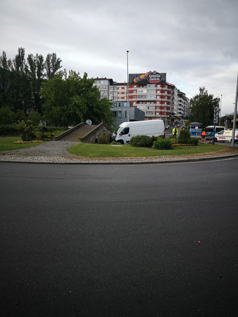 A primera hora de esta mañana de sábado, el la glorieta de entrada y salida a nuestra ciudad, al lado del puente Novísimo, una furgoneta se salió de su carril, chocando contra una pequeña réplica del Puente Romano. En el siniestro, no hubo heridos.