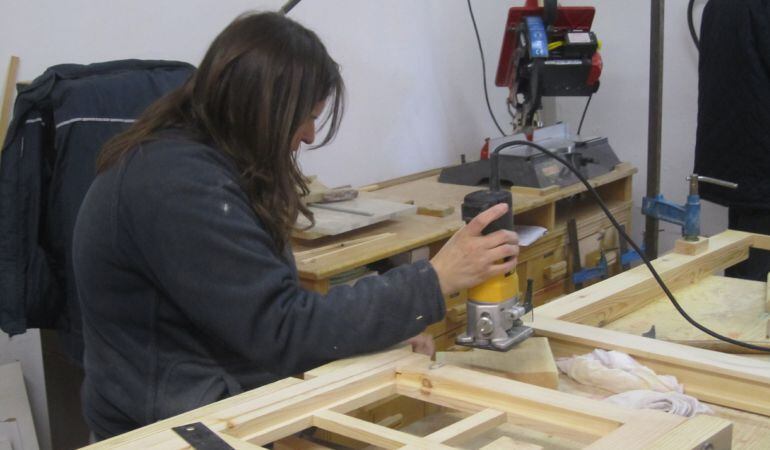 Una alumna en un taller de empleo