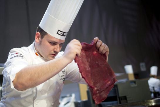 El cocinero español Juan Manuel Salgado, preparando un plato durante el concurso europeo de cocina Bocuse d&#039;Or, en Budapest.