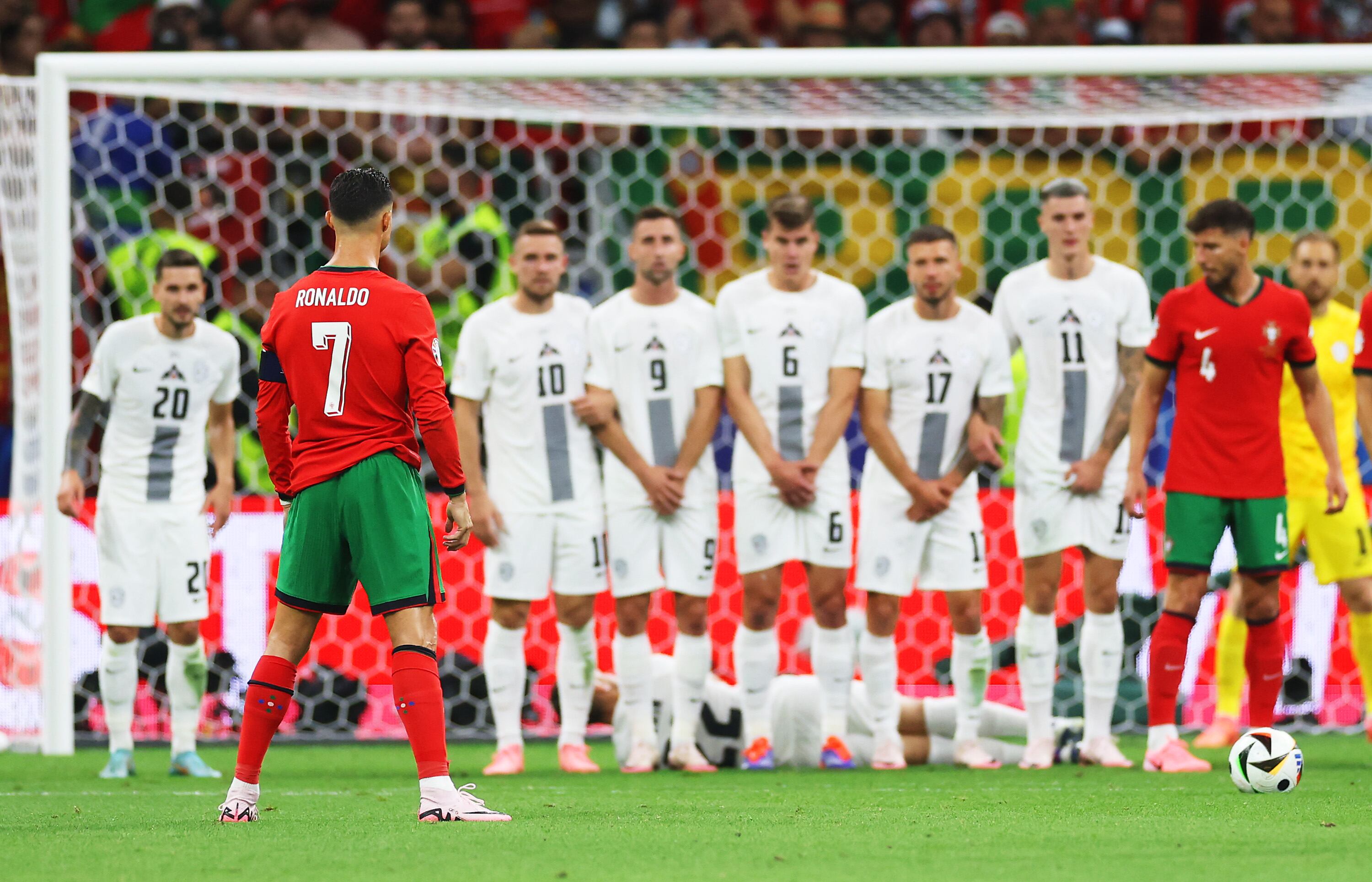 Cristiano Ronaldo se prepara para chutar una falta.