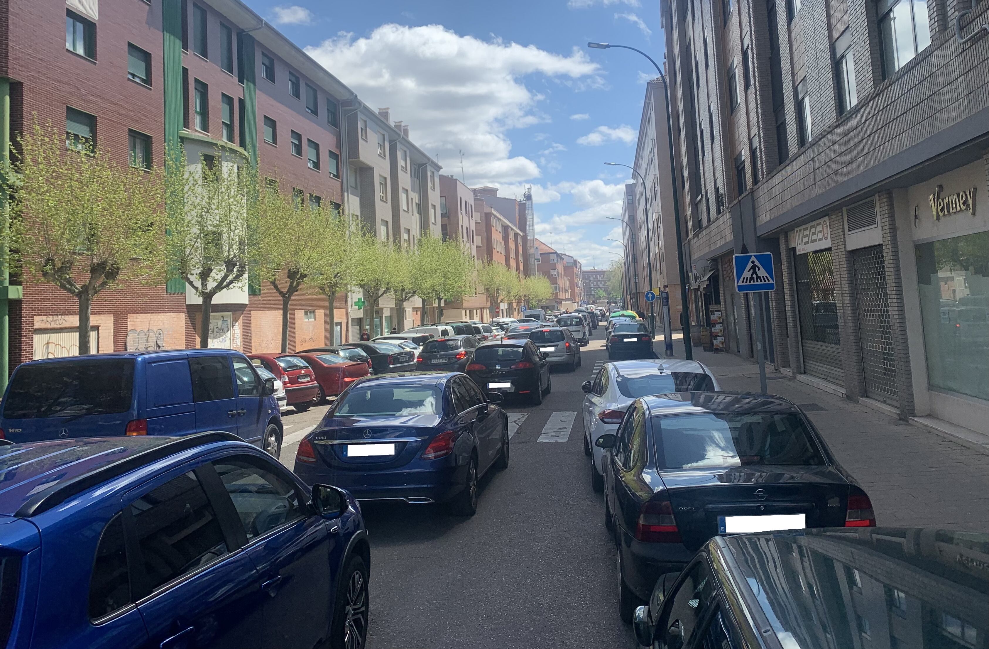 Retenciones en la calle Argales minutos antes de las tres de la tarde de este jueves | Cadena SER