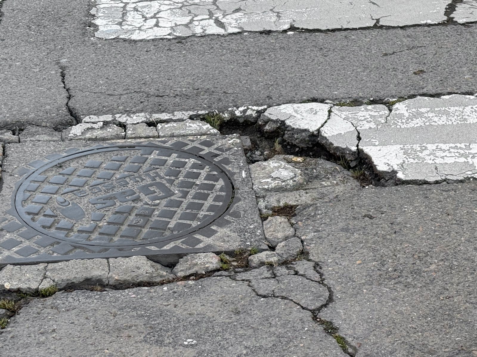 Imagen de una calle de Huesca, necesitada de asfaltado