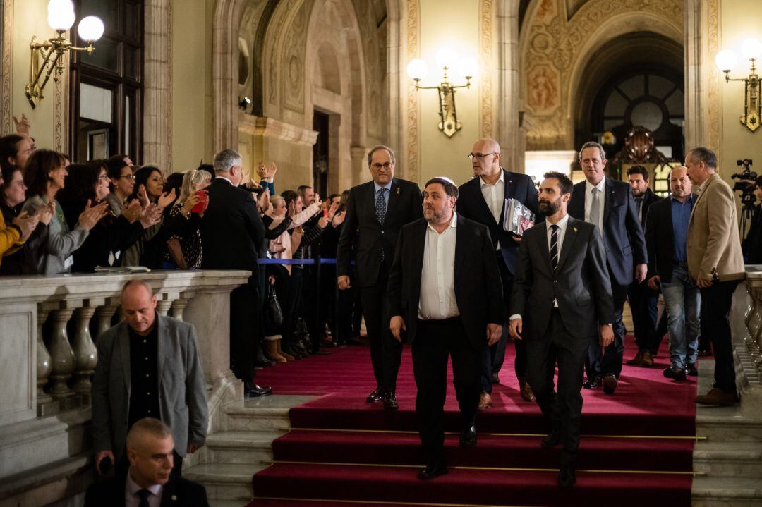 (I-D) El presidente de la Generalitat, Quim Torra; el exvicepresident Oriol Junqueras; el exconseller Raül Romeva; el presidente del Parlament, Roger Torrent; y el exconseller Quim Forn, en el Parlament de Catalunya