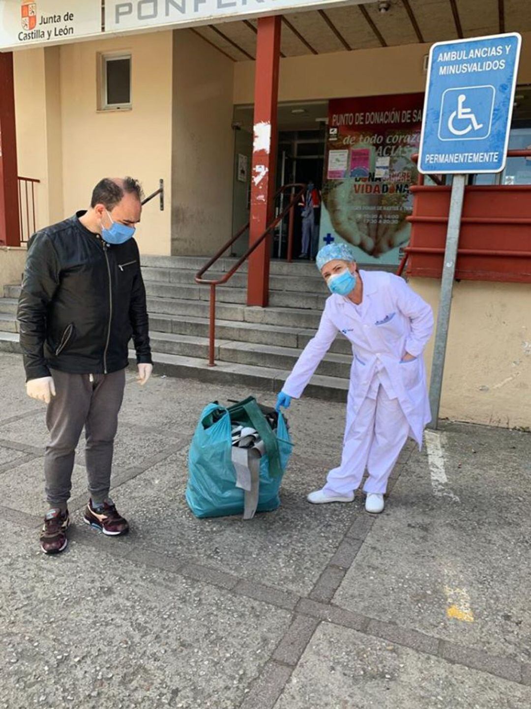 Entrega de material en el ambulatorio Pico Tuerto de Ponferrada
