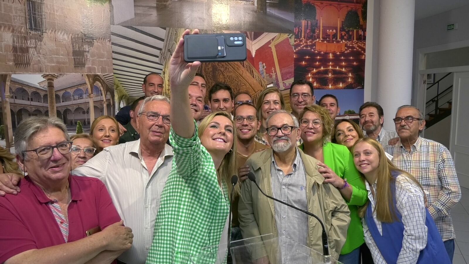 Lola Marín con militantes del PSOE en la Casa del Pueblo