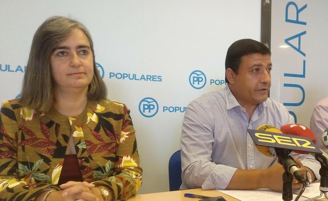 Sonsoles Sánchez Reyes, en la sede del partido, junto a su presidente, Carlos García