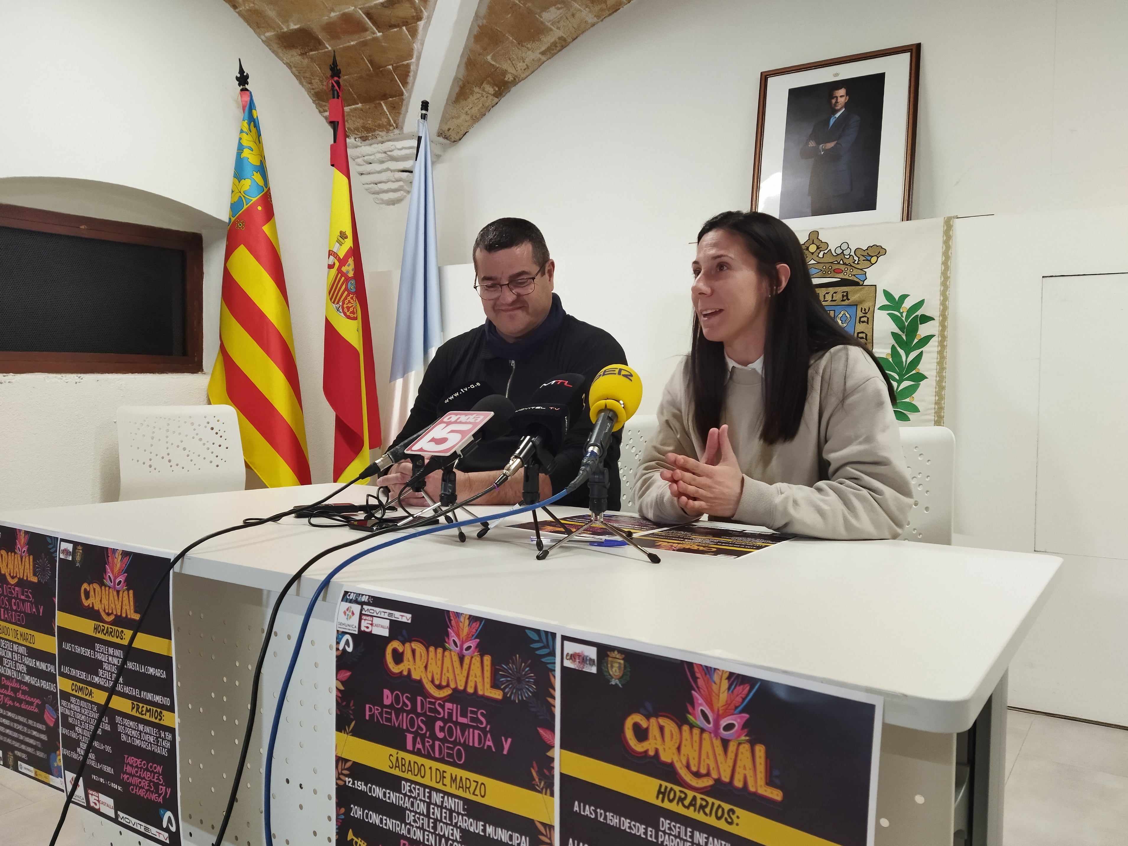 José Rico, edil de Fiestas, y Judit Seva, edil de Juventud, presentando el carnaval que celebrará Castalla el 1 de marzo.