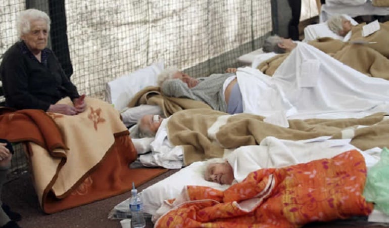 Residentes de un hospital para los ancianos. Residentes de un hospital para los ancianos reciben los primeros auxilios tras el terremoto en Finale Emilia