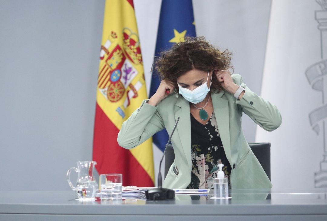 La ministra portavoz y de Hacienda, María Jesús Montero, se quita la mascarilla para comparecer en la rueda de prensa posterior al Consejo de Ministros en Moncloa.