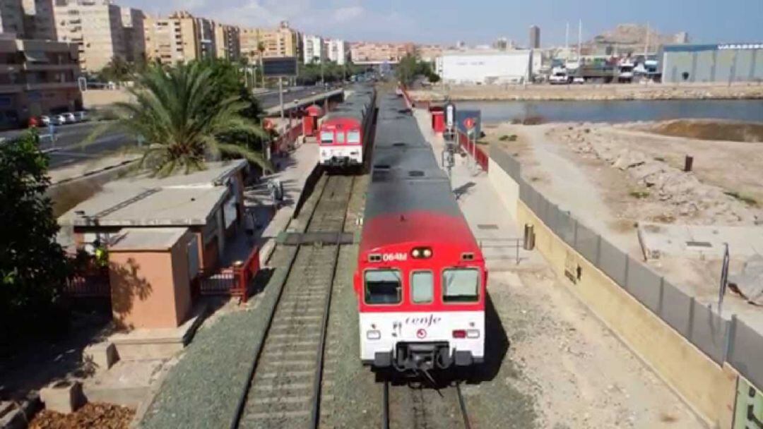 Trenes de Cercanías en el apeadero de San Gabriel