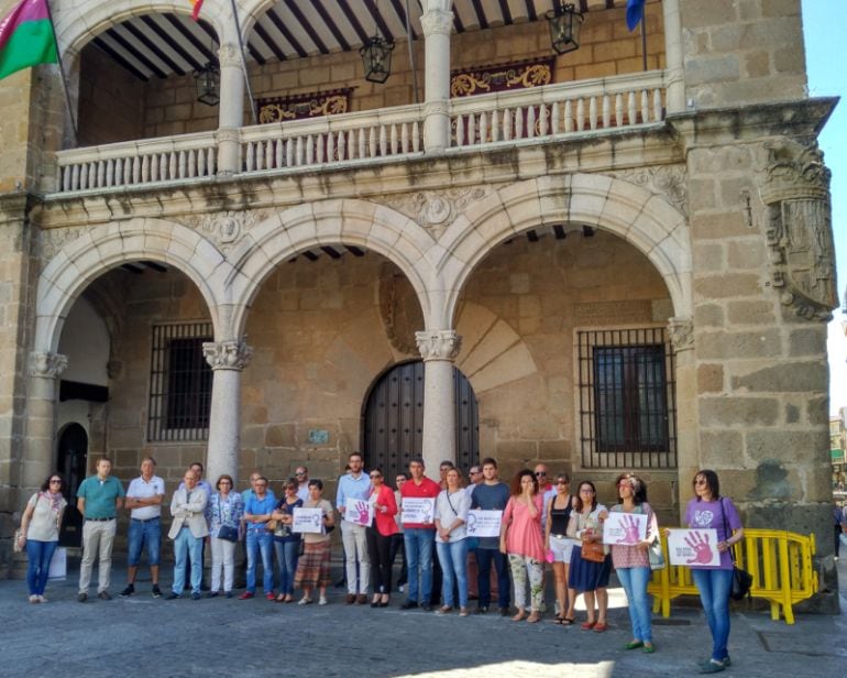 La presidenta de la Asamblea de Extremadura, miembros de la coporación municipal, el PSOE y movimientos sociales condenan los atentados de Orlando y el último asesinato por violencia machista