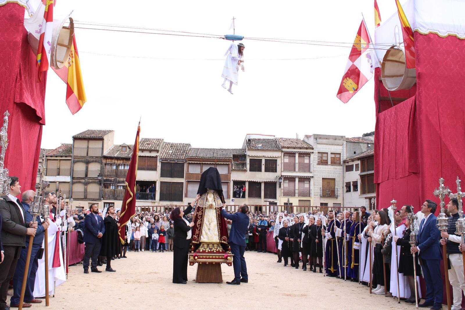 La Bajada del Ángel fue todo un éxito. Noa Peña Cerrato pasa a la historia de la localidad y de esta tradición