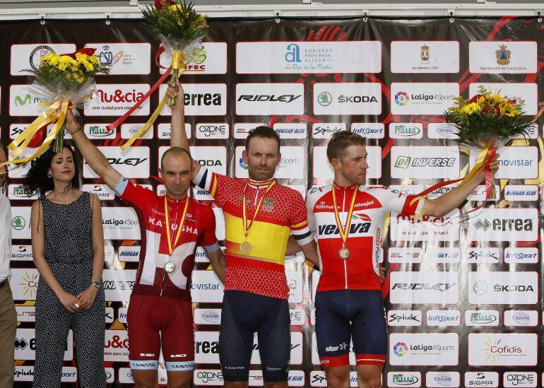 Ángel Visioso (izq.) recibe la plata en el campeonato de España de Ciclismo, junto con Rojas (centro) y Activejet (drch.) 