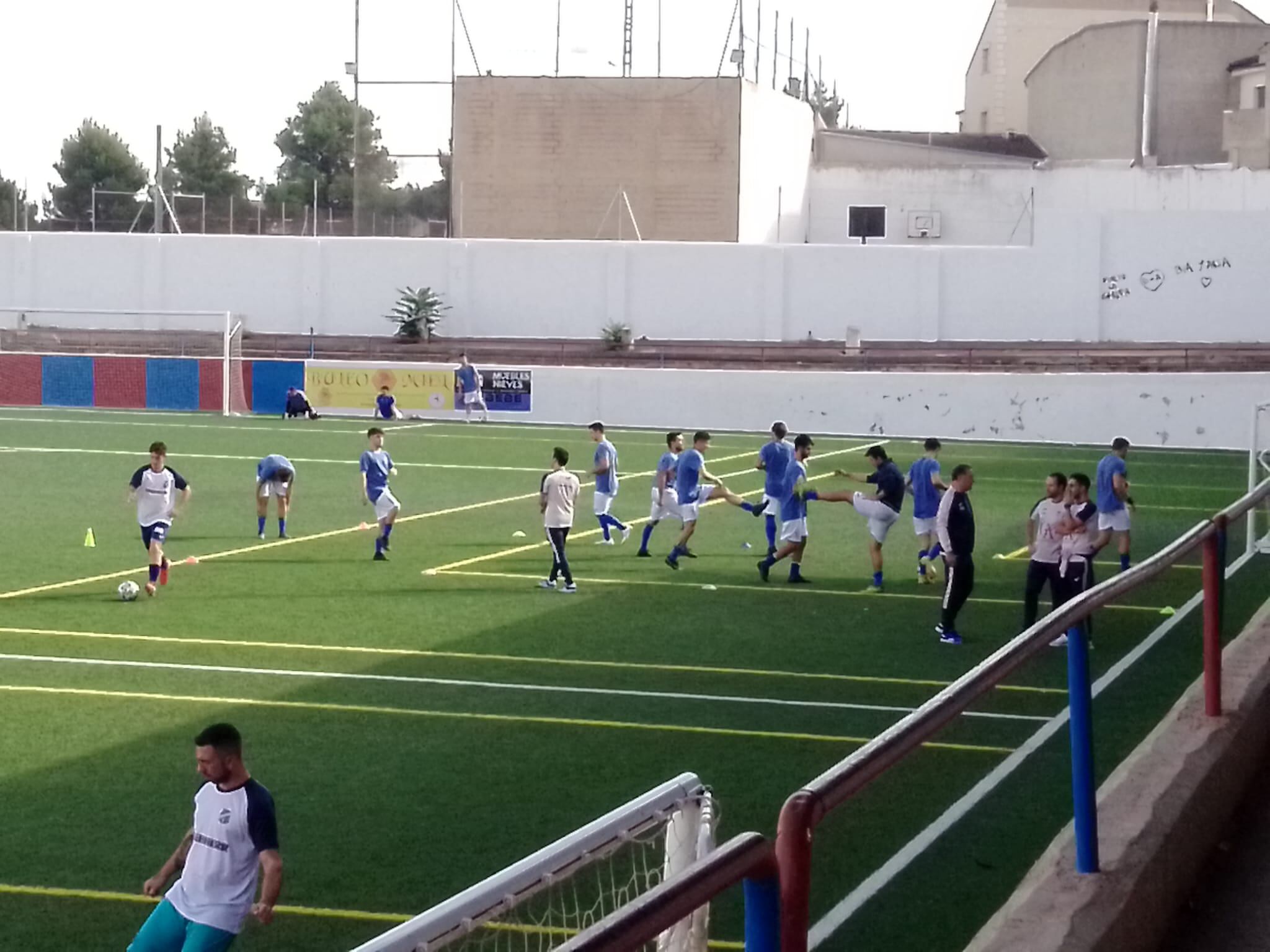 El equipo, calentando