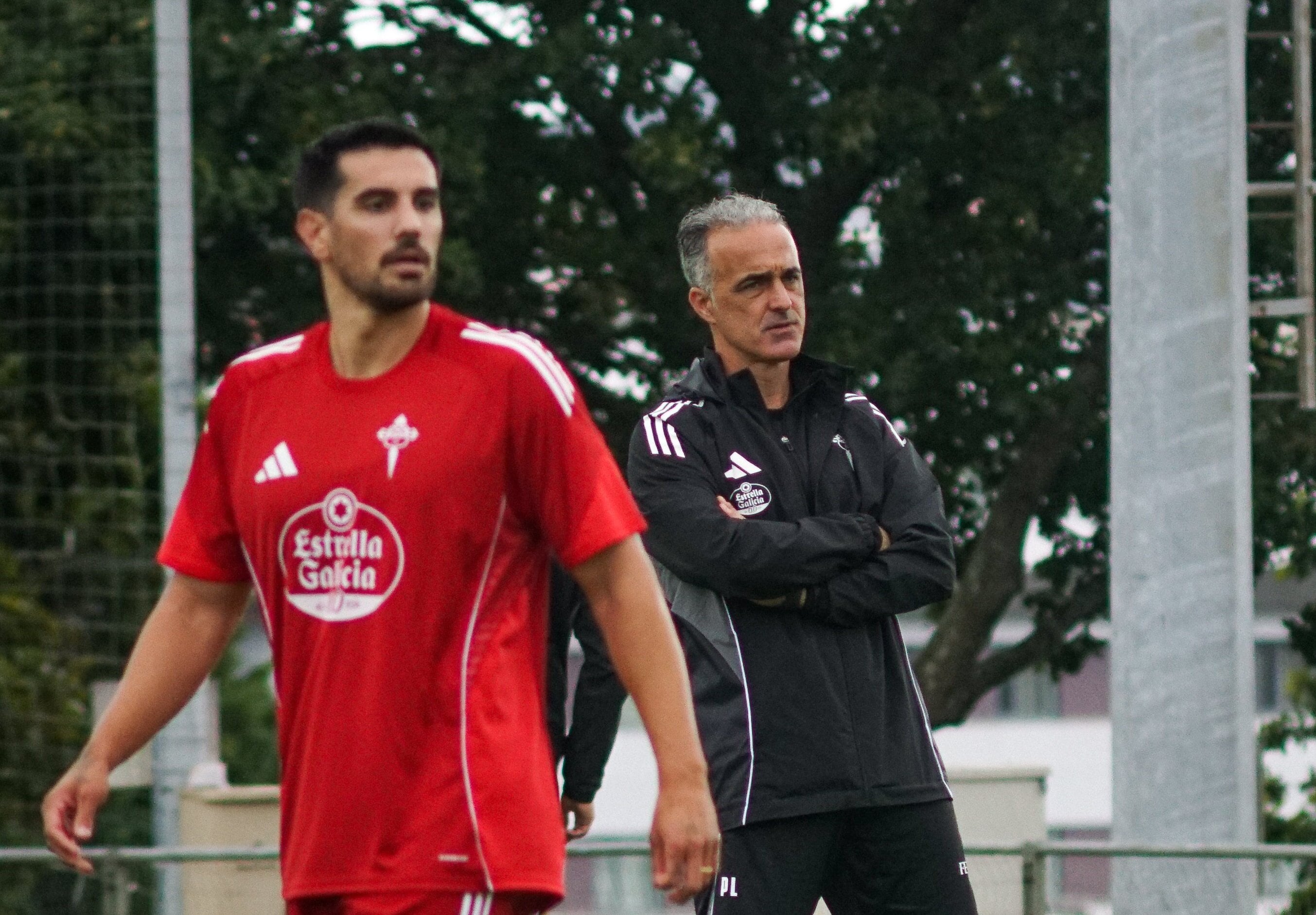 Chema Rodríguez, ante Pablo López en el entrenamiento de este martes en A Gándara (foto: Racing Club Ferrol)