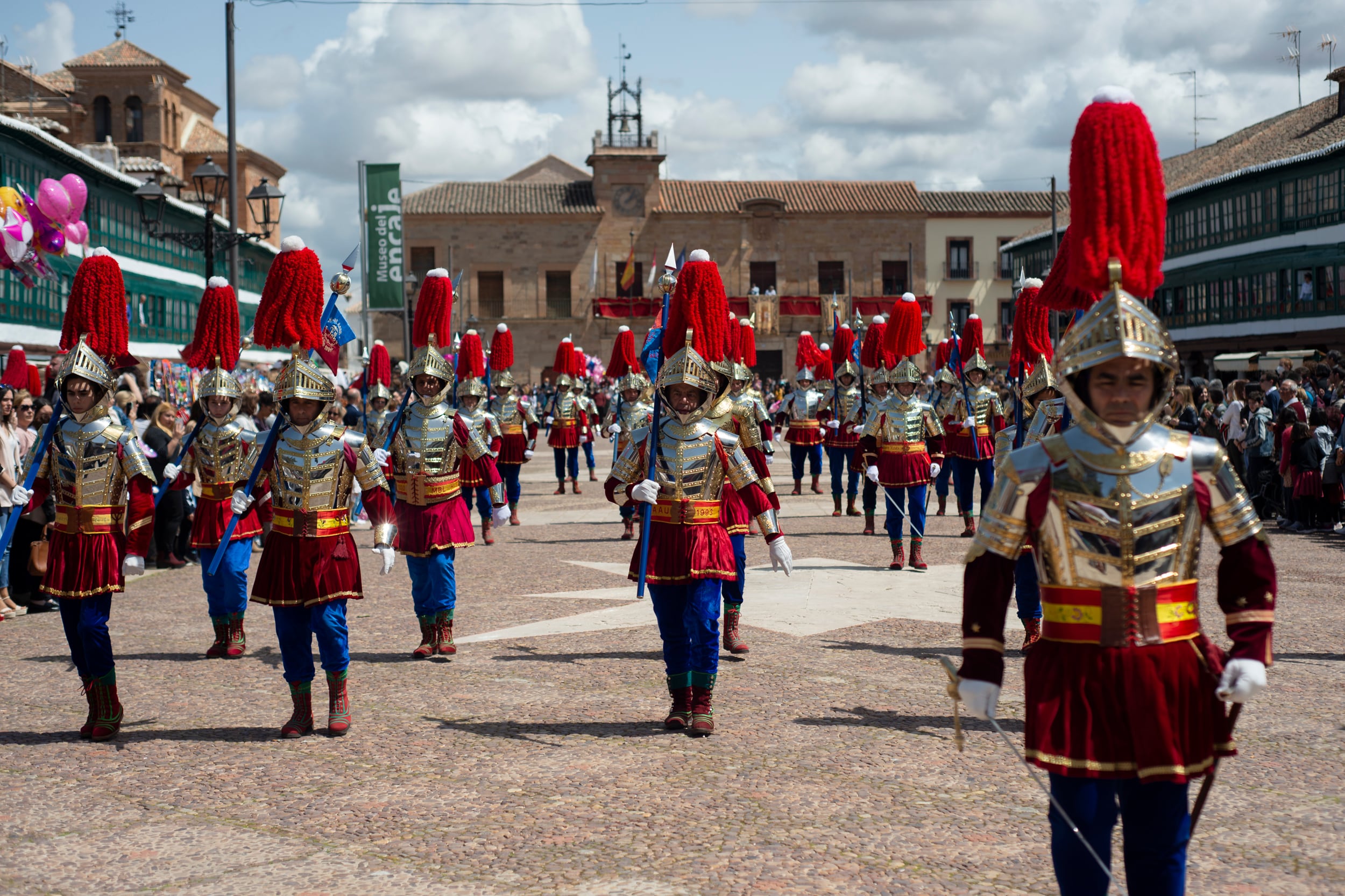 ALMAGRO (CIUDAD REAL), 14/04/2022.- &#039;El caracol&#039;, singular danza que cada Semana Santa representan &#039;Los Armaos&#039;, cofradía religiosa organizada a modo de compañía militares que recuerdan a las soldadescas barrocas, este Jueves Santo en la histórica Plaza Mayor de Almagro.- EFE/Jesús Monroy
