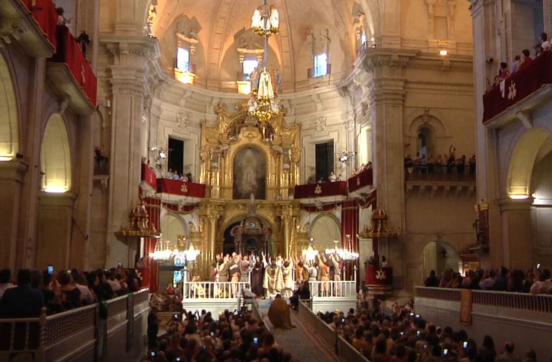 Imagen del momento de La Coronación de la imagen de la VIrgen de la Asunción de la representación de 2019 del Misteri D&#039;Elx