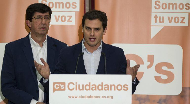 GRA063. SEVILLA, 07/02/2015.- El presidente de Ciudadanos (C&#039;s), Albert Rivera, durante la conferencia de prensa que ofreció en Sevilla para presentar a Juan Marín (i) como candidato del partido a la Junta de Andalucía. EFE/Jose Manuel Vidal