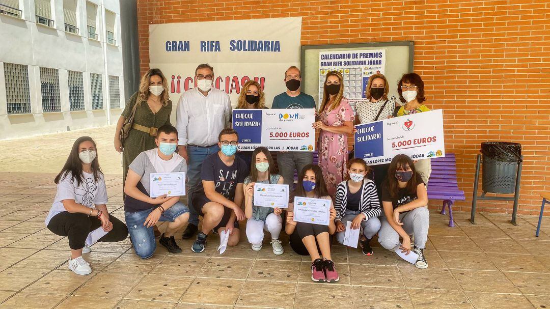 Foto de familia, con representantes de asociaciones, alumnos, alumnas y profesores que han participado en la iniciativa