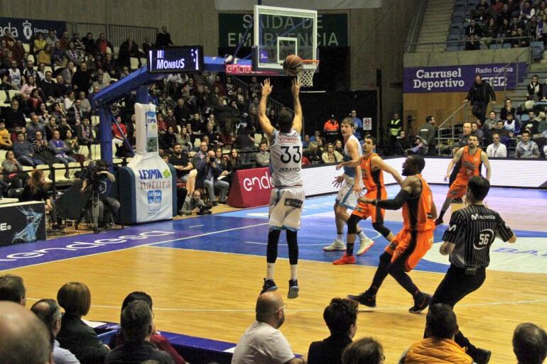 Alberto Corbacho, lanzando de tres en un partido de la pasada temporada en el Fontes do Sar