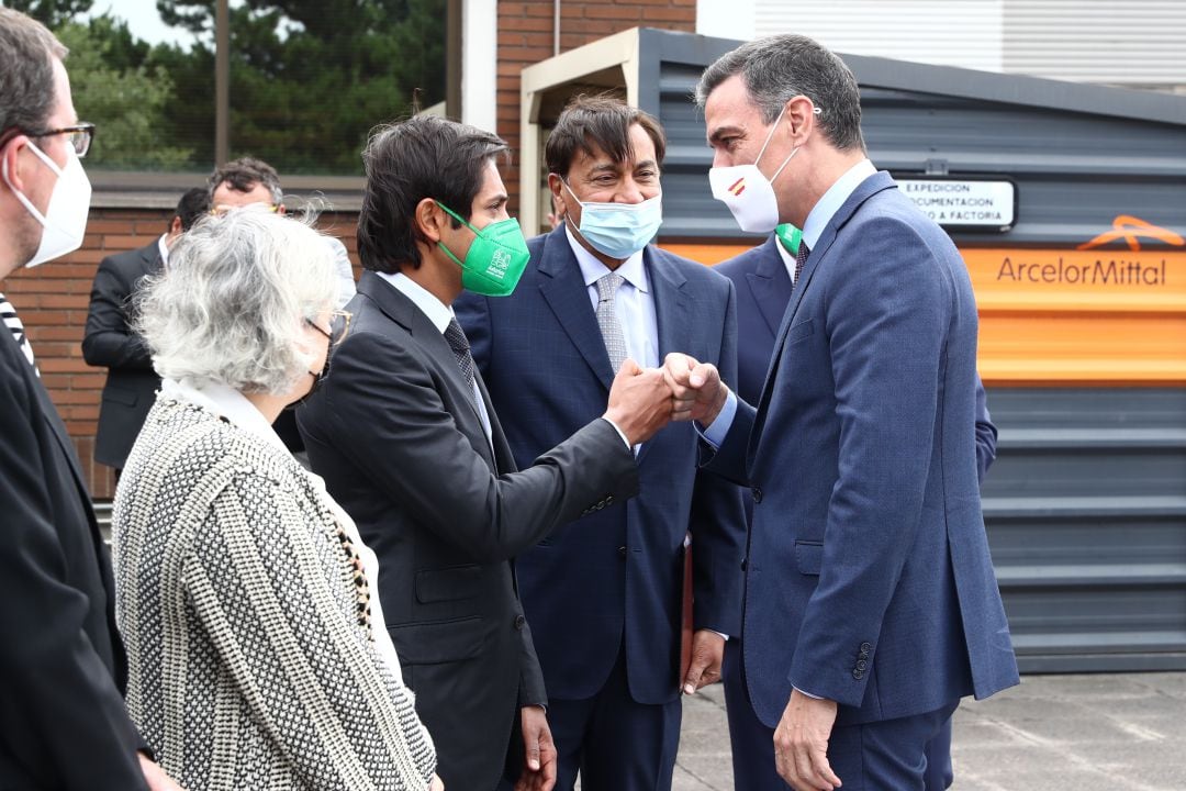 El consejero delegado de ArcelorMittal, Aditya Mittal saluda al presidente del Gobierno, Pedro Sánchez, durante la visita a Asturias para el anuncio de su plan de descarbonización.