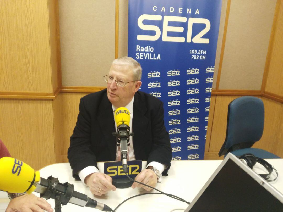 Francisco Vélez, actual tesorero del Consejo de Cofradías y canidato a su presidencia en las elecciones de este jueves, en los estudios de Radio Sevilla