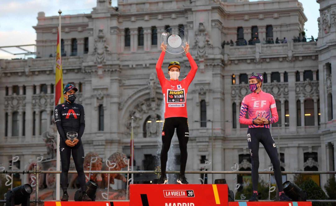 El podio de la Vuelta 2020, con Roglic (c), Carapaz (i) y Carthy (d).
