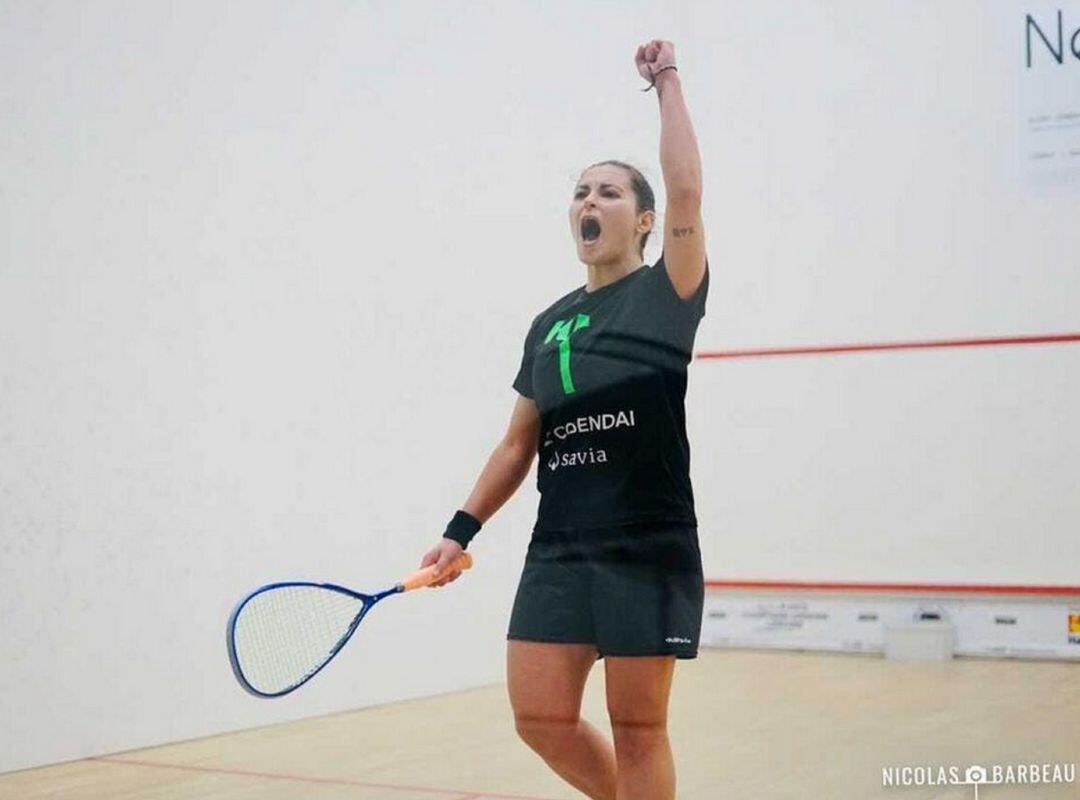 Cristina Gómez practicando squash