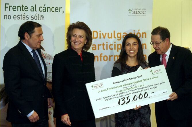 El consejero de Sanidad de la Junta, Antonio María Sáez, junto a la presidenta de la Fundación Científica de la Asociación, Isabel Oriol; la galardonada con la beca de ayuda a la investigación oncológica, Eleonora Lapi y el presidente regional, Javier Arr