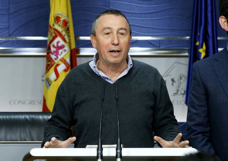 GRA676. MADRID. 22-02-2016.- El portavoz parlamentario de Compromís Joan Baldoví (i) durante la rueda de prensa tras la reunión de los equipos negociadores de PSOE, Podemos, IU y Compromís. EFE-Kiko Huesca