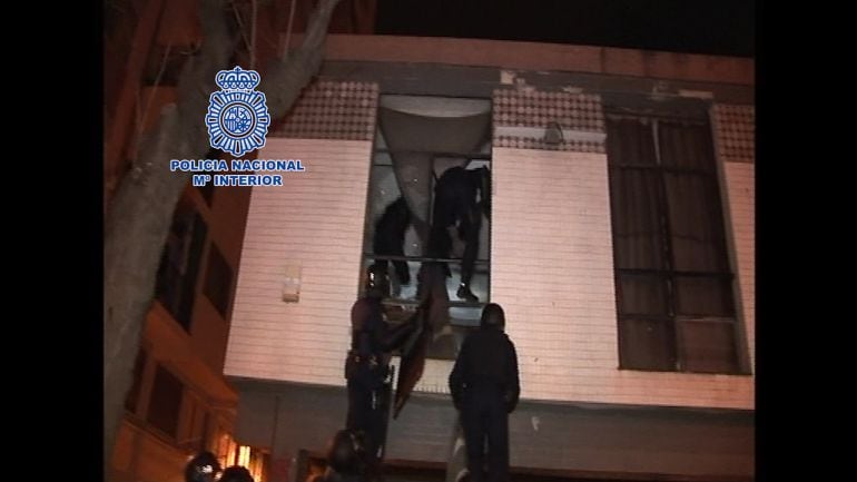 Imagen facilitada por la Policía Nacional de la intervención llevada a cabo esta madrugada y que se ha saldado con 12 detenidos.