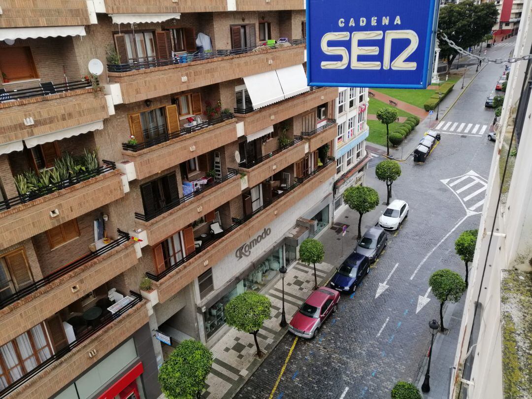 Panorámica de una calle de la ciudad sin coches, ni peatones. Calle Méndez Núñez (Huelva)