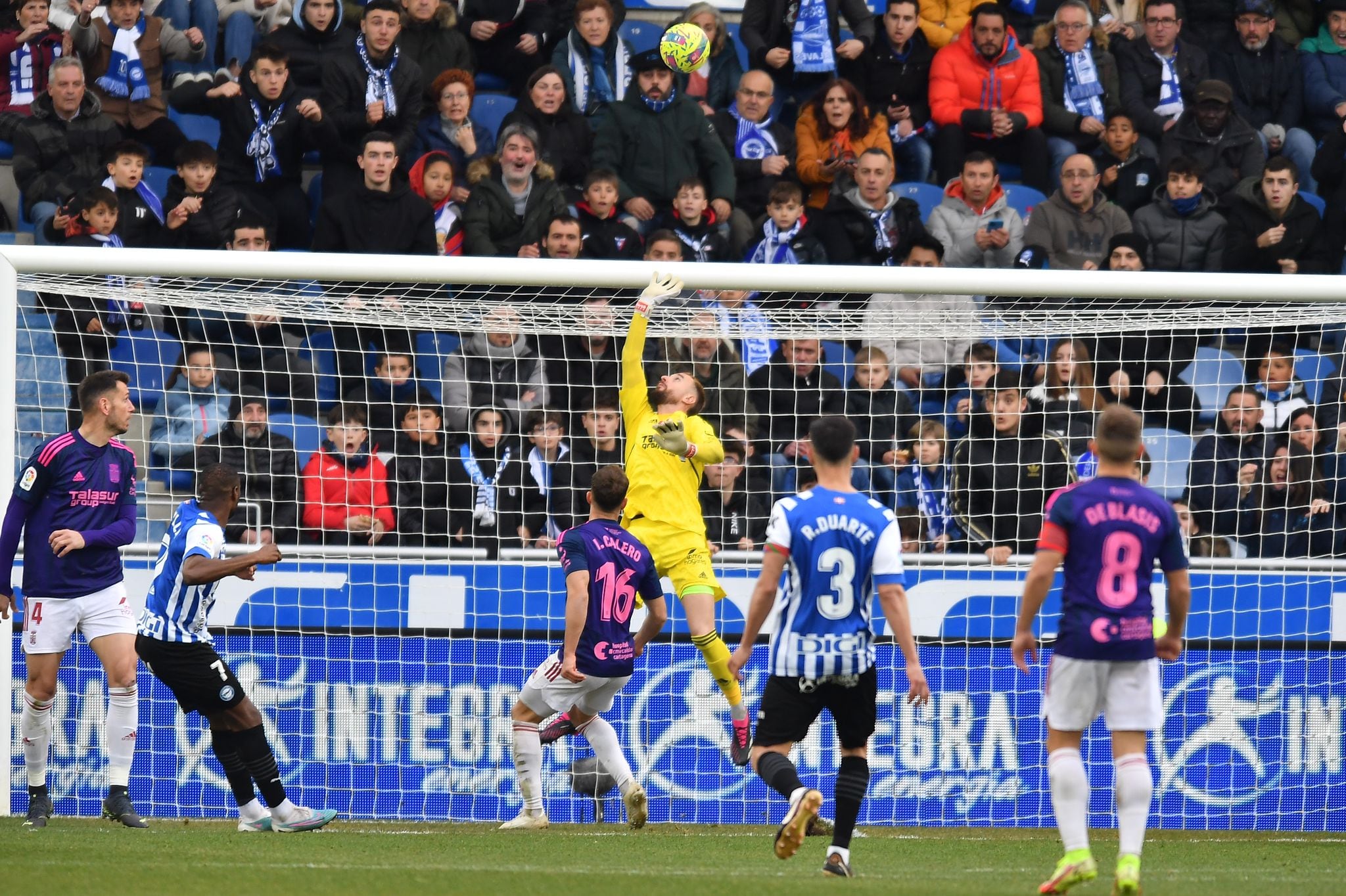 Parada de Escandell a Sylla en el Deportivo Alavés-FC Cartagena