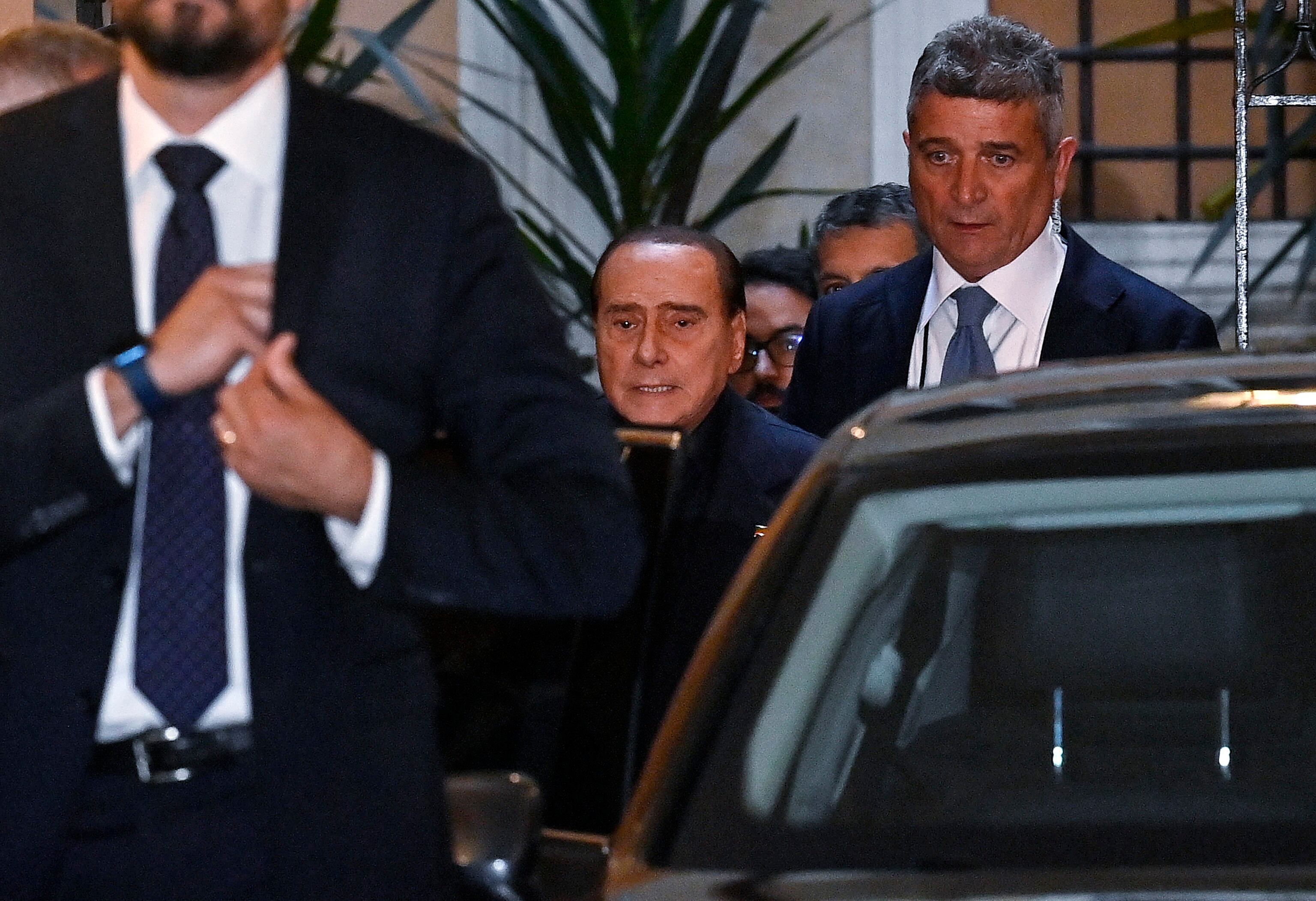 El líder de Forza Italia, Silvio Berlusconi, se encuentra con la líder de Hermanos de Italia, Giorgia Meloni.