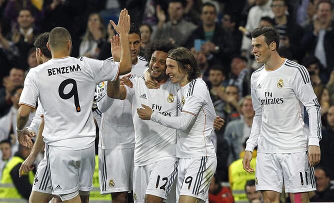 Los jugadores del Real Madrid felicitan a Marcelo por el tanto marcado al Levante en el Bernabéu.