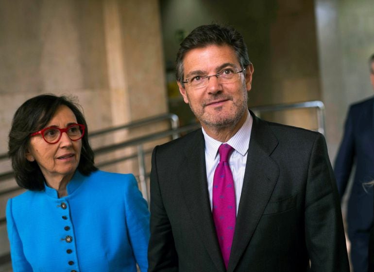 El ministro de Justicia, Rafael Catalá, acompañado de la consejera de Justicia de la Junta de Andalucía, Rosa Aguilar. 