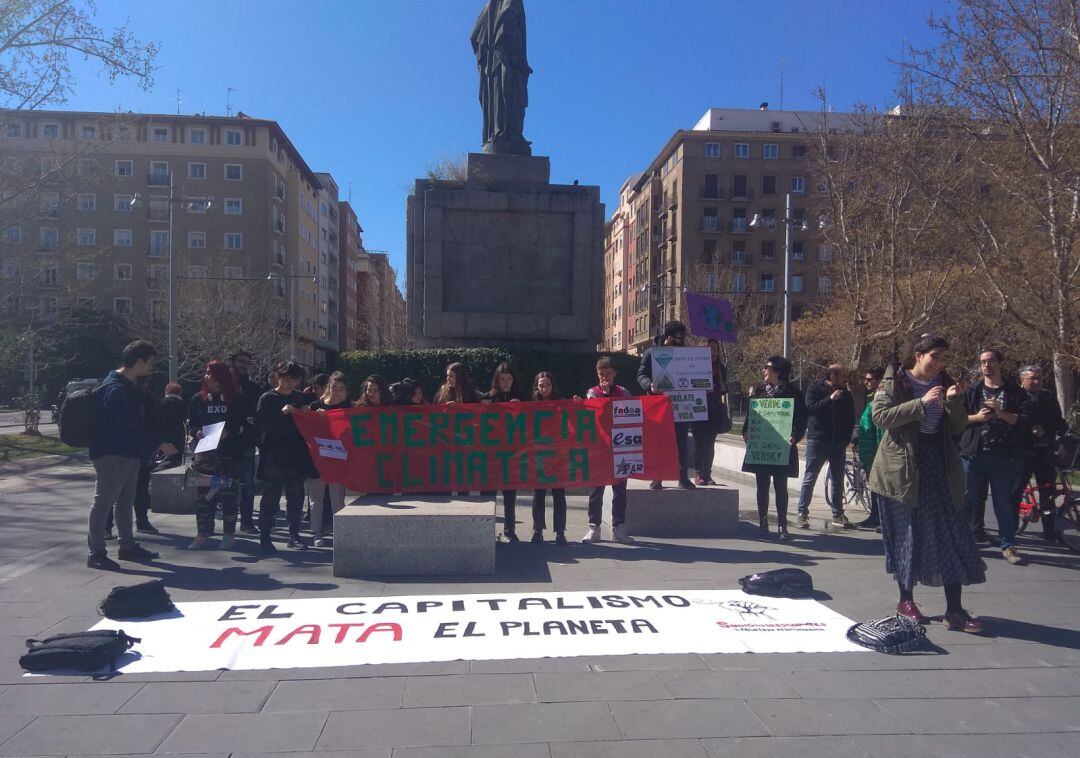 Concentración de jóvenes por el clima en la Plaza San Francisco de Zaragoza 