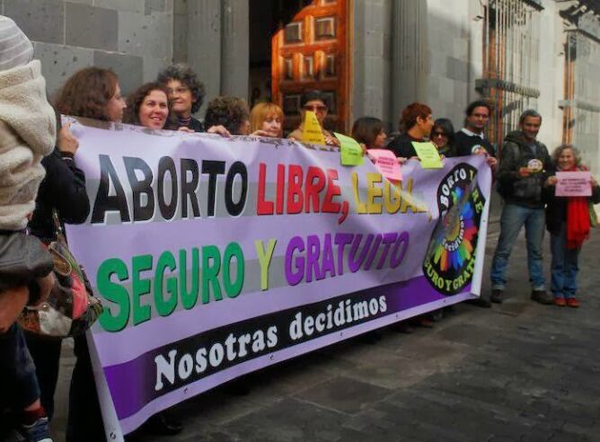 Manifestantes a las puertas del Obispado