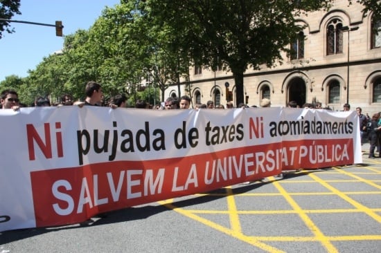 Imatge de la pancarta que obre la manifestació dels universitaris contra l&#039;augment de taxes