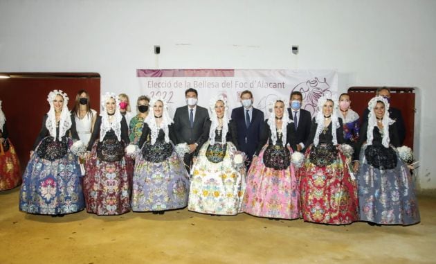 Las nuevas representantes del fuego posan junto a miembros del Ayuntamiento y Diputación de Alicante y de la Generalitat Valenciana